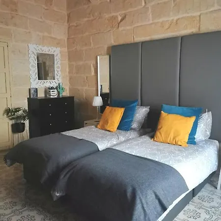 2 Large Ensuite Bedrooms In Boutique Style With Pool *