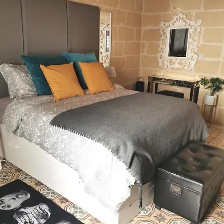 2 Large Ensuite Bedrooms In Boutique Style With Pool