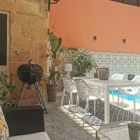 2 Large Ensuite Bedrooms In Boutique Style With Pool Couette-café 4*