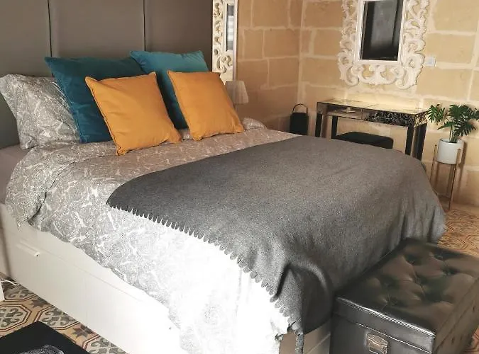 2 Large Ensuite Bedrooms In Boutique Style With Pool